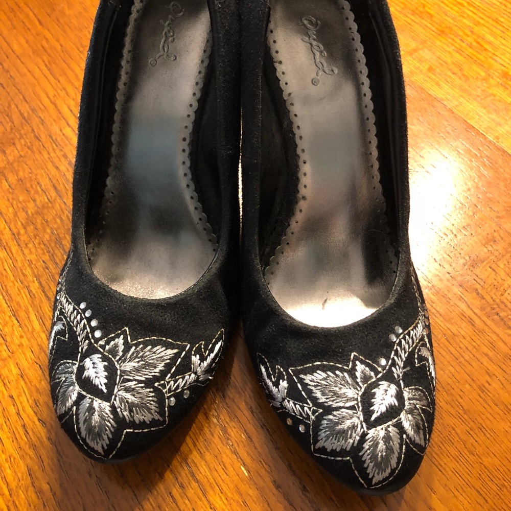 Qupid brand, suede black embroidered pumps, 8.5